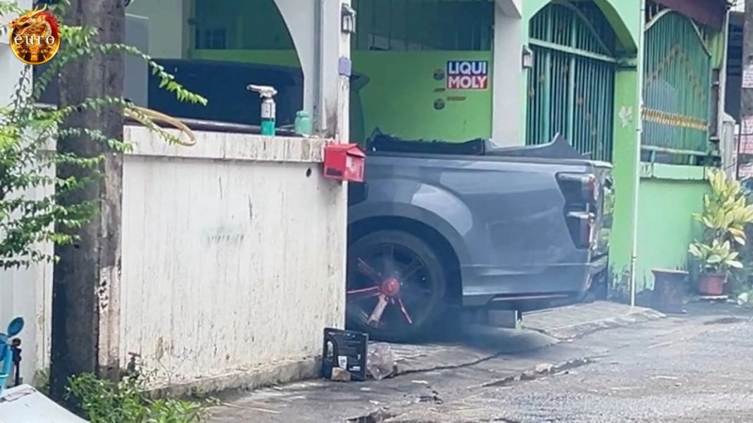 บทความ สาวร้องสื่อ สุดทนกับเพื่อนบ้าน เปิดอู่ซ่อมรถในหมู่บ้าน เจอทั้งควันทั้งเสียง
